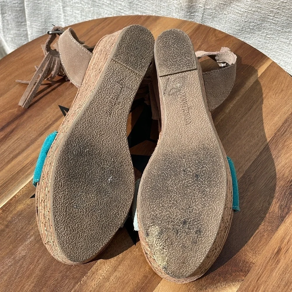 Minnetonka Women’s Poppy 71327 Tan Aqua Ankle Strap Fringe Suede Wedge Size 9